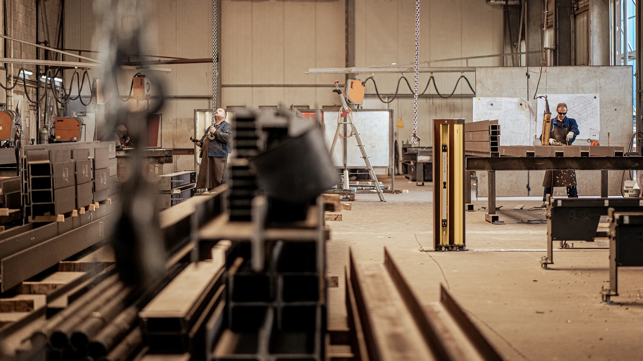 Einblick in die Produktionshalle von Stahlbau Senf.