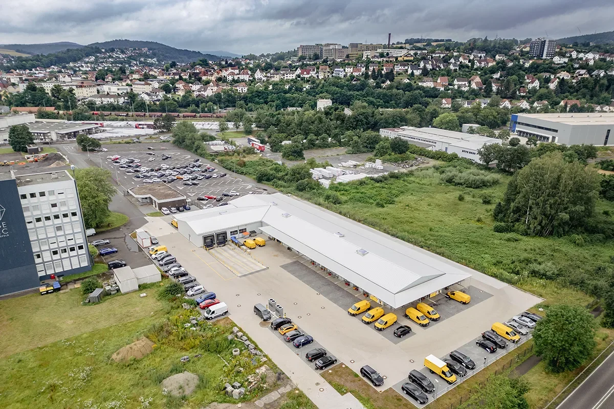 Referenz: Stahlhallenbau Post Verteilzentrum Bad Hersfeld – Luftbild Ansicht von Osten